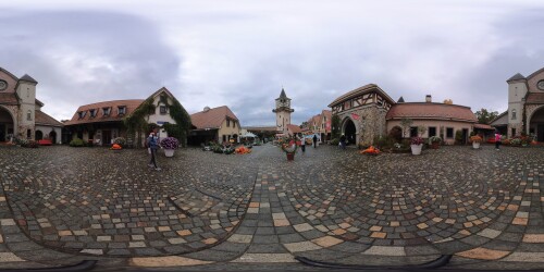 Panorama_view_of_the_town_square_in_Heidis_Village_in_October_2023.jpg